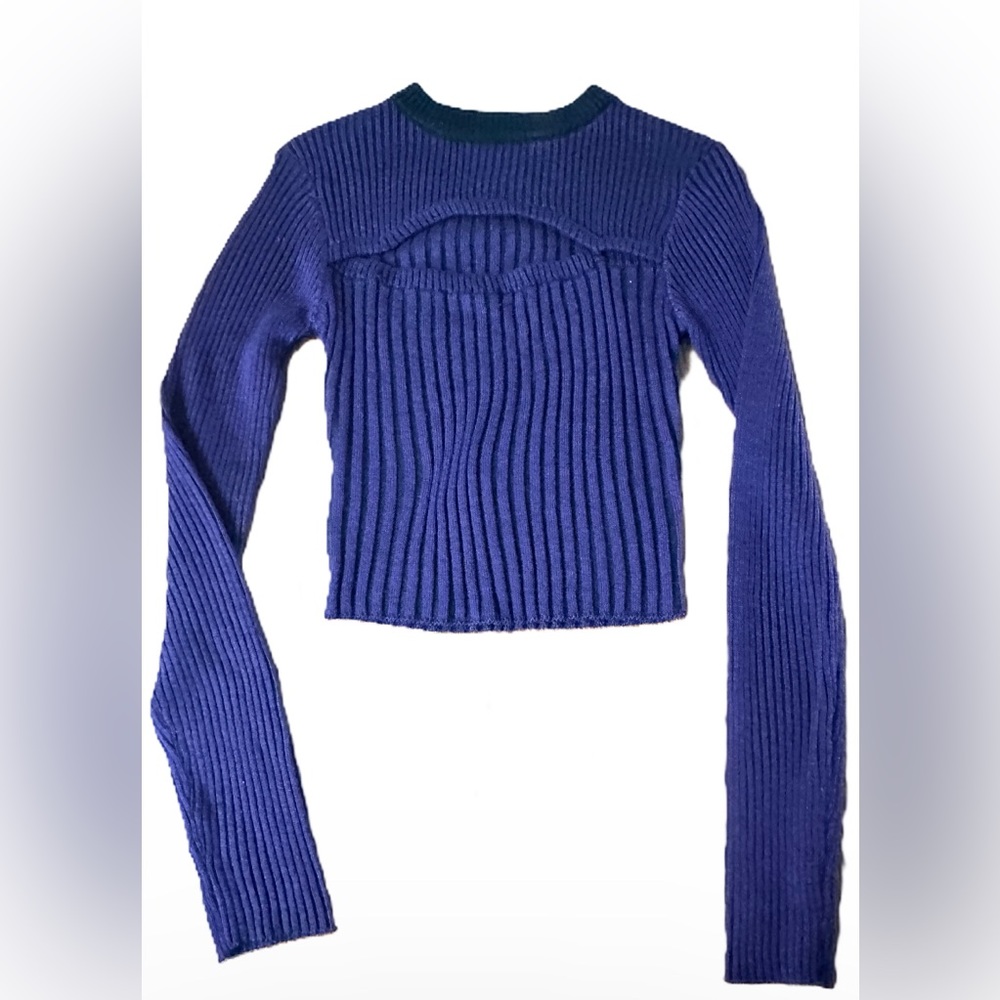 URBAN OUTFITTERS Sweater long sleeve with key hole cutout.